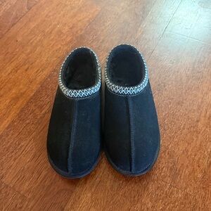 Black UGG Tasmans